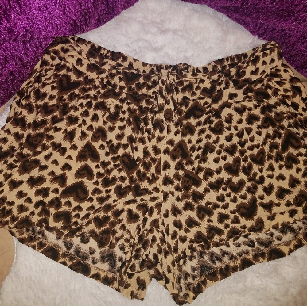 Leopard print heart shape shorts with pockets